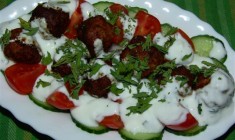 Chiftelute turcesti cu salata si sos de iaurt cu menta