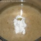 Intr-o oala de inox turnati 400 ml apa, adaugati zaharul pudra si pastaia de cardamon (usor intredeschisa).