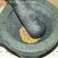 Preparare curry de ied cu lapte de cocos: Puneti intr-un mojar semintele de chimion si de coriandru, zdrobiti-le grosier