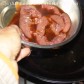 adaugati in wok bucatile de rinichi, cu tot cu marinada in care au stat (inainte de a adauga rinichii in tigaie mai amestecati o data in castron, ajutandu-va de o lingura de lemn).