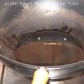 Incingeti wok-ul pana incepe sa fumege, dupa care turnati uleiul.