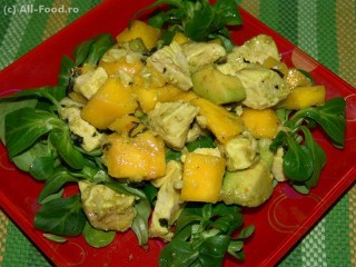 Salata de pui cu mango si avocado