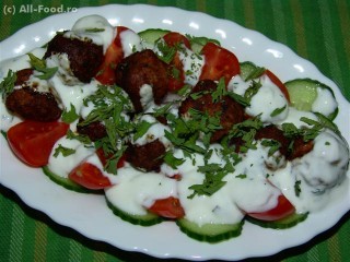 Chiftelute turcesti cu salata si sos de iaurt cu menta