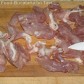 Preparare porc dulce-picant cu taitei de orez: Taiati carnea de porc fasii subtiri, 