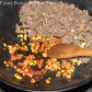 Gatiti rapid, la foc iute, amestecand continuu doar in partea de wok unde ati adaugat ingredientele de mai sus, pana ce pasta de ardei se desface, omogenizandu-se cu restul ingredientelor.