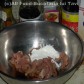 Puneti fasiile de carne intr-un castron si adaugati: vinul de orez, sosurile de soia (light si dark), amidonul de porumb si 1 lingura cu apa rece.
