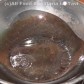 Puneti wokul pe foc si, cand acesta este bine incins, adaugati 3 linguri de ulei de arahide.