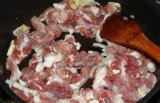 Adaugati carnea de porc si continuati sa gatiti timp de alte 4-5 minute, amestecand frecvent.